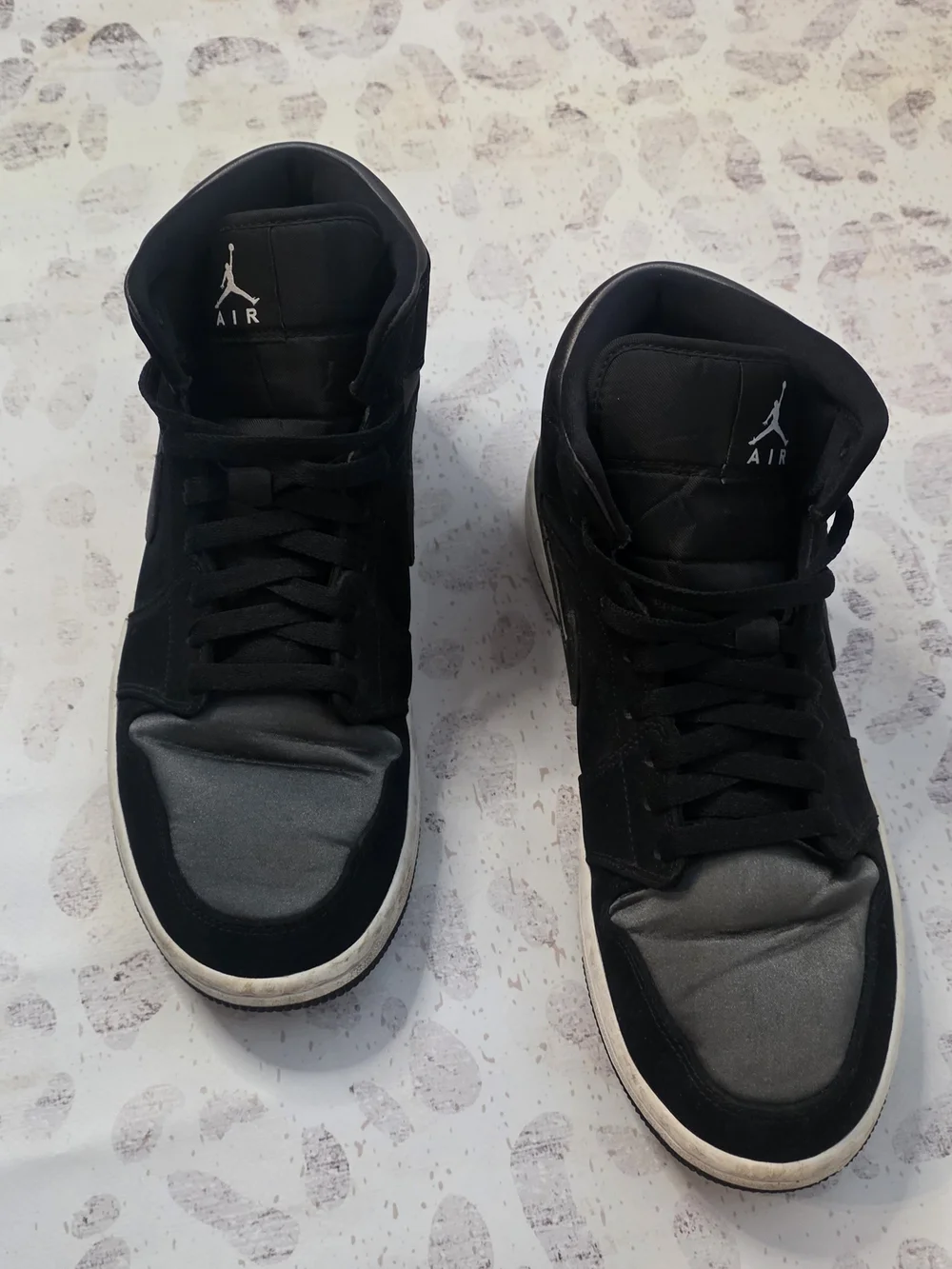 Air Jordan 1 Mid SE (Special Edition).